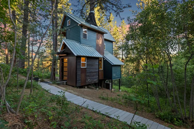 A Ponderosa Pine Grows Through This Banks Treehouse, Literally
