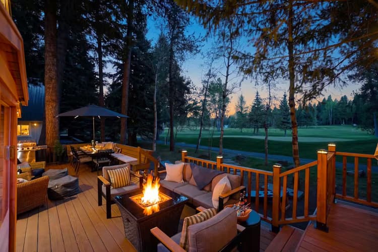 A McCall Cabin Sitting Right on the Golf Course’s 5th Green
